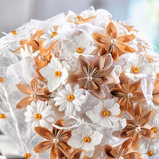 Zauberhafter Brautstrauß mit Fleurogami-Blüten