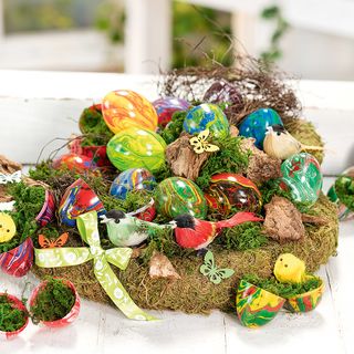 Anleitung: Moos-Osternest mit marmorierten Eiern