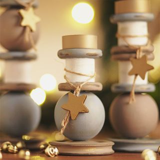 Weihnachtliche Kerzenständer aus Holzspulen und Kugeln