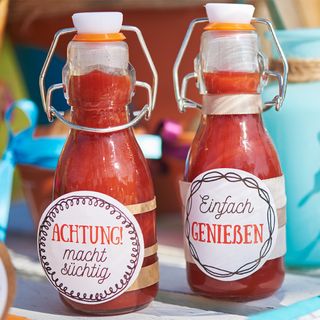 Liebevoll dekorierte Bügelflaschen mit DIY Ketchup