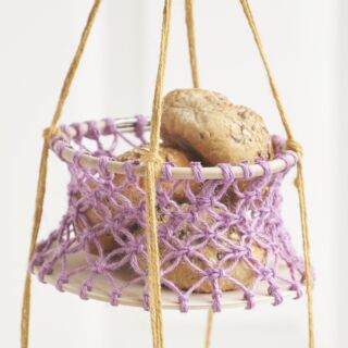 Macramé hanging basket