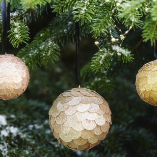 Decorate Christmas baubles