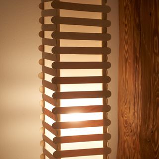 Lampe aus Holzstäbchen
