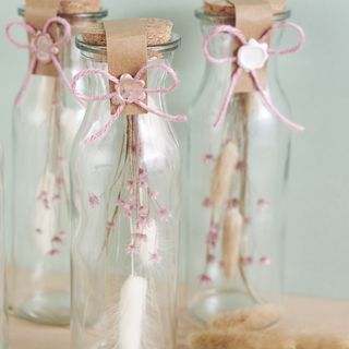 Flaschen mit Trockenblumen