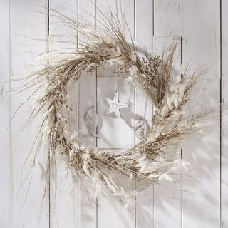 Maritime decoration with dried flowers