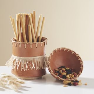 Clay pot & bowl with raffia