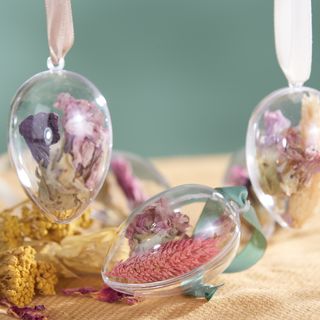 Acrylic eggs with dried flowers