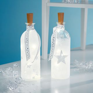 Beleuchtete Flaschen mit Frosteffekt