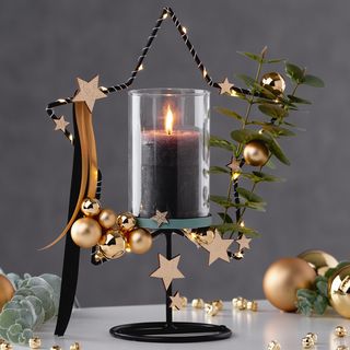 Weihnachtlicher Metallstern mit Kerze