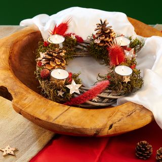 Advent wreath with natural materials