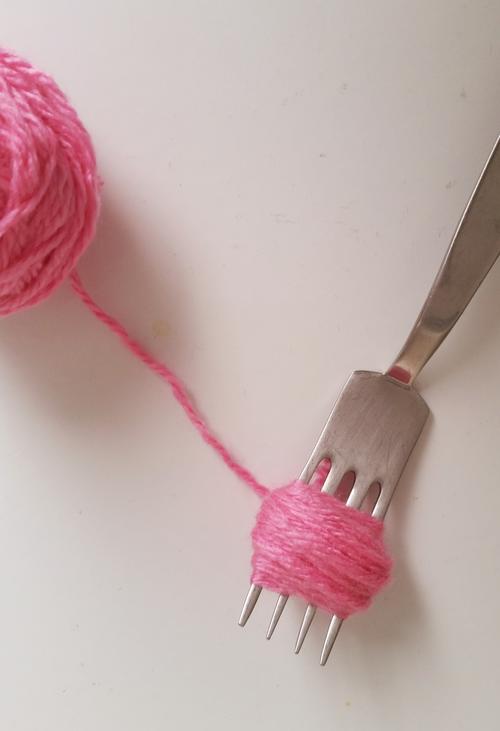 Pompons mit Gabel selber machen Schritt 2 Pompons oder Bommel selber machen mit einer Gabel Anleitung