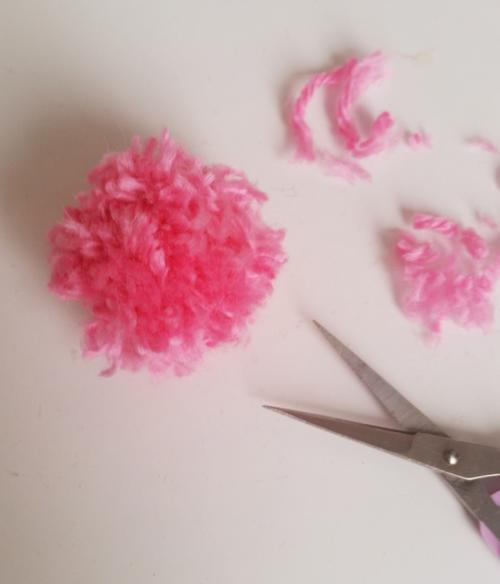 Pompons mit Gabel selber machen Schritt 4 Pompons oder Bommel selber machen mit einer Gabel Anleitung