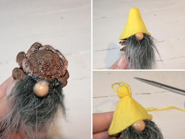 Zapfenwichtel: Mütze befestigen Zapfenwichtel mit Mütze aus Filz