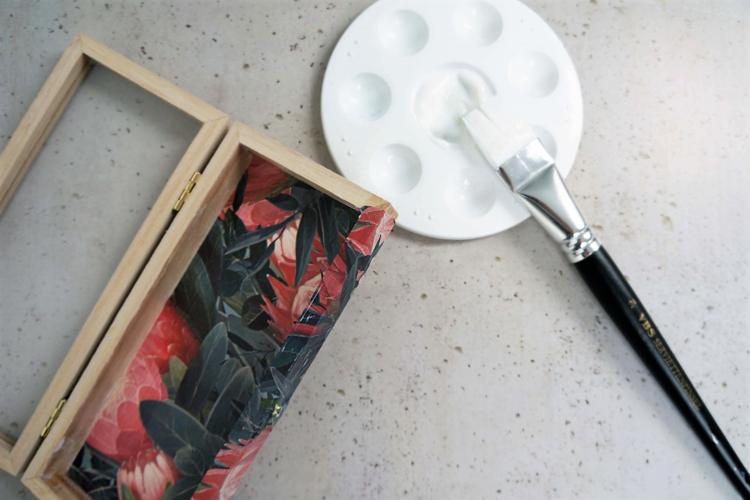 Geschenkschachtel: kleben Schachtel mit Decopatch-Papier bekleben