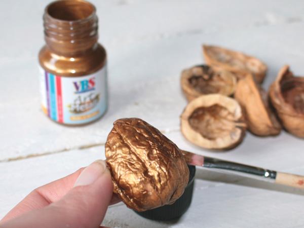 Glücksnüsse: bemalen Glücksnüsse für Silvester selber bemalen mit Metallicfarben