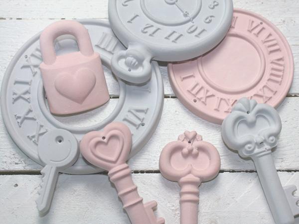 Girlande: Getrocknete Raysin Elemente Mit VBS Farbkonzentrat gefärbte Raysin Elemente wie Schlüssel und Uhren