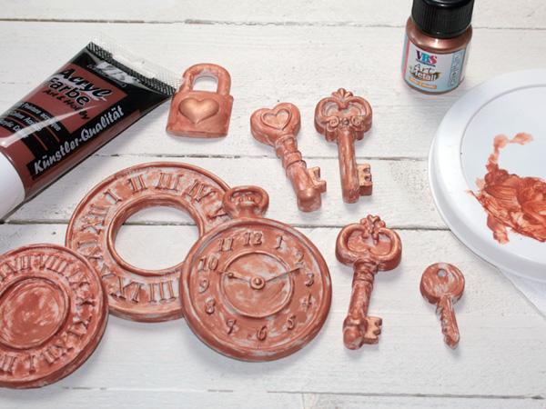 Girlande: Einzelelemente bemalen Acrylfarbe auf die verschiedenen Motive wie gewünscht auftragen