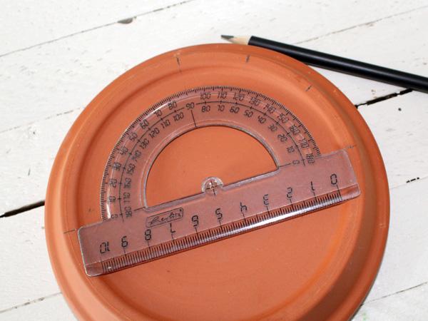 Sonnenuhr: Untersetzer Untersetzer vorbereiten und die Stunden einteilen und aufzeichnen