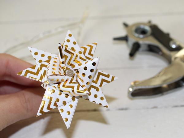 Fröbel Lichterkette: Loch stanzen 2