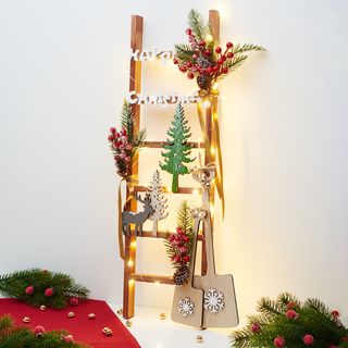Holzleiter zu Weihnachten dekorieren