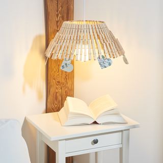 Lampenschirm aus Holzklammern
